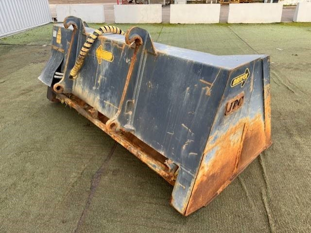 Drivex SS 1800-BM, Sandspridarskopa, V: 1800L, B:2450mm - Skopa för Byggmaskiner: bild 3 Drivex SS 1800-BM, Sandspridarskopa, V: 1800L, B:2450mm - Skopa för Byggmaskiner: bild 3