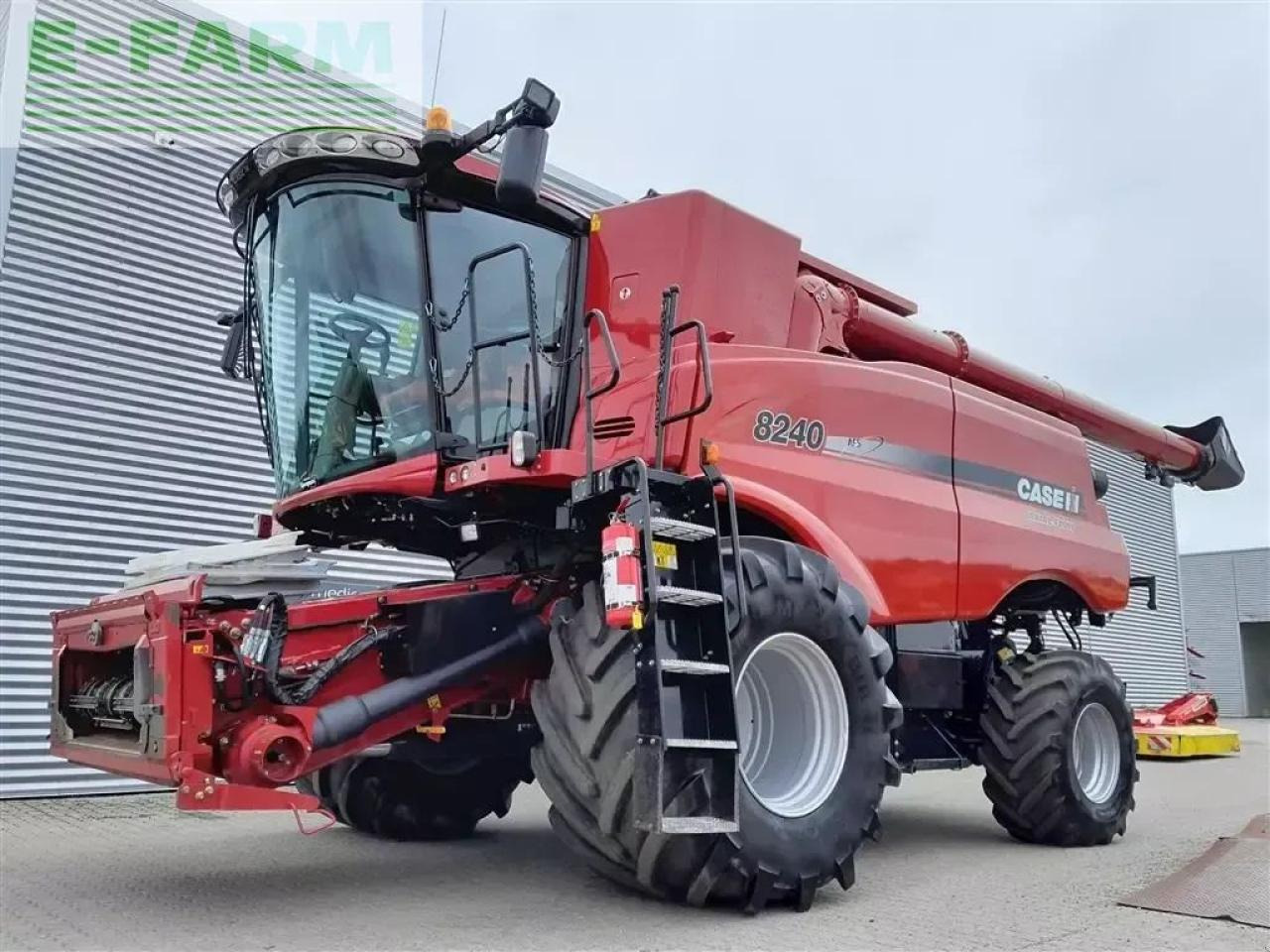 Case-IH axial flow 8240 med 30 fods vario skærebord - Skördetröska: bild 1 Case-IH axial flow 8240 med 30 fods vario skærebord - Skördetröska: bild 1