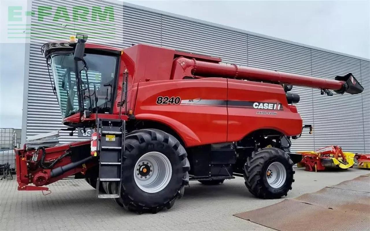 Case-IH axial flow 8240 med 30 fods vario skærebord - Skördetröska: bild 2 Case-IH axial flow 8240 med 30 fods vario skærebord - Skördetröska: bild 2