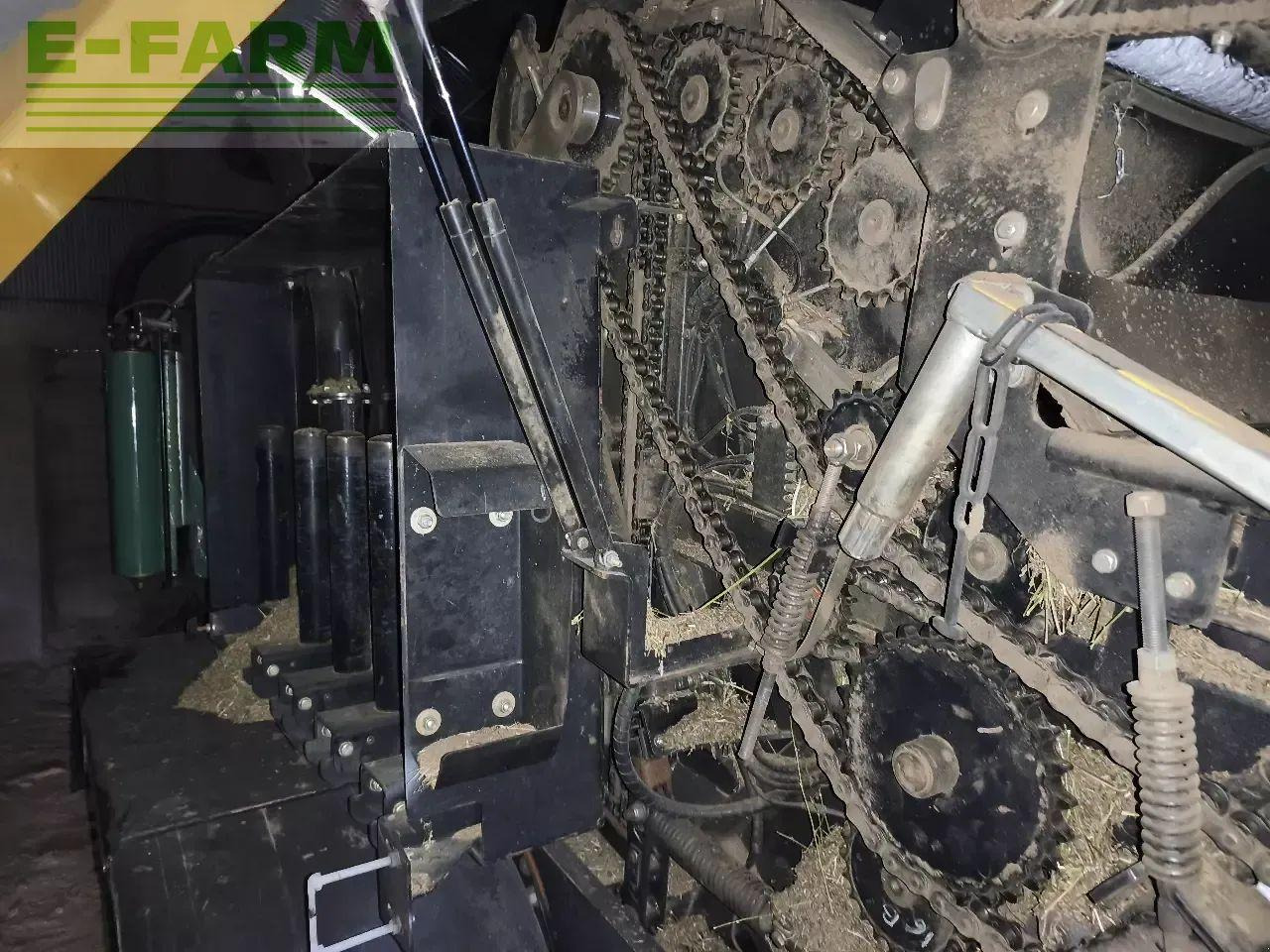 New Holland roll baler 125 combi - Fyrkantspress: bild 4 New Holland roll baler 125 combi - Fyrkantspress: bild 4