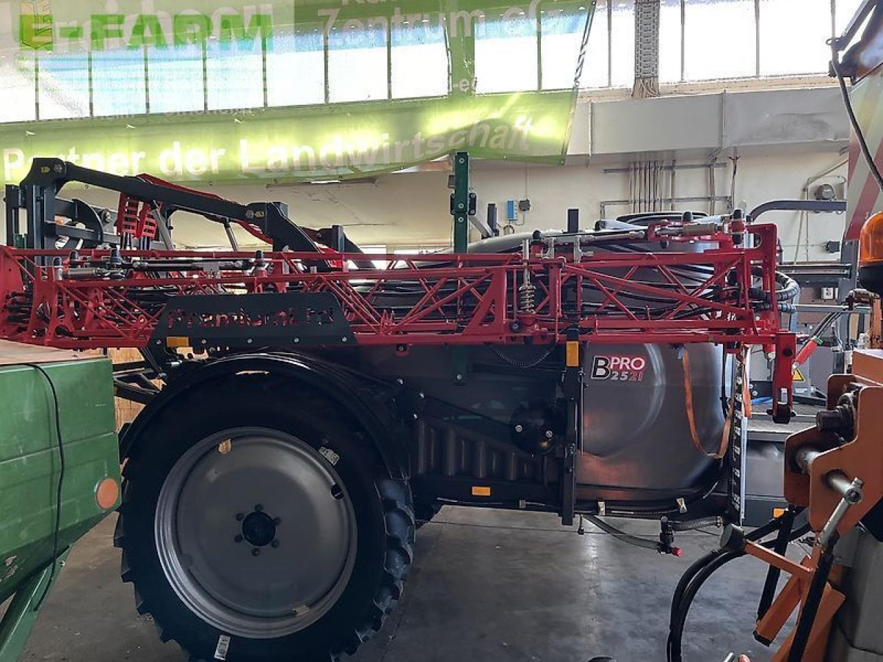 PremiumLTD 2521 b-pro - Bogserad spruta: bild 1 PremiumLTD 2521 b-pro - Bogserad spruta: bild 1