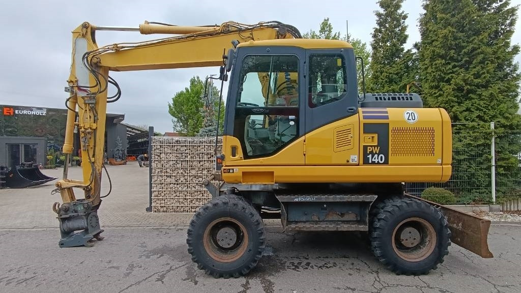 Komatsu PW 140 Mobilbagger Powertilt Schnellwechsler MS 10 - Grävmaskin på däck: bild 1 Komatsu PW 140 Mobilbagger Powertilt Schnellwechsler MS 10 - Grävmaskin på däck: bild 1
