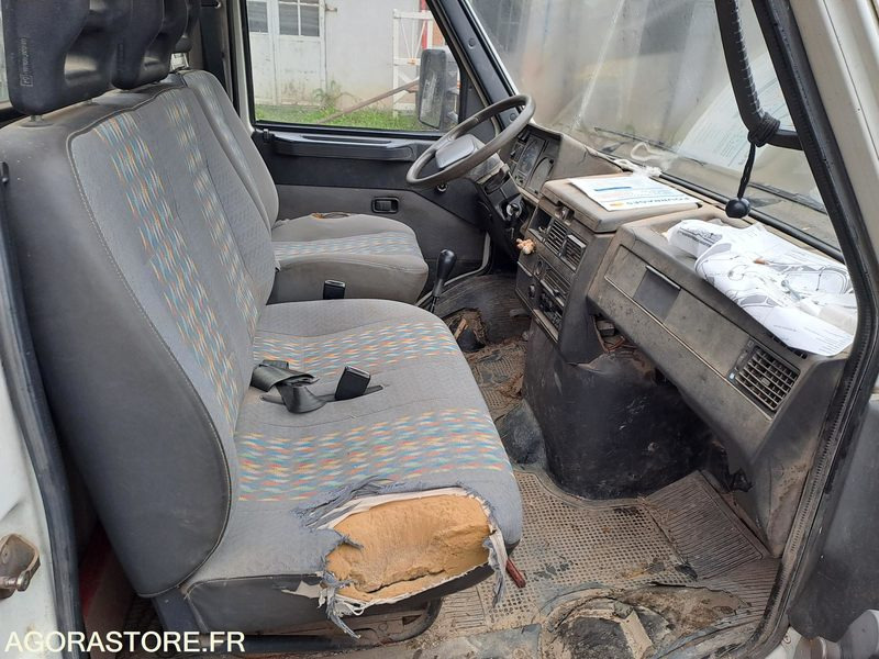 CAMIONNETTTE PLATEAU IVECO DAILY Haras de Pompadour (19) - Transportbil med tippflak: bild 1 CAMIONNETTTE PLATEAU IVECO DAILY Haras de Pompadour (19) - Transportbil med tippflak: bild 1