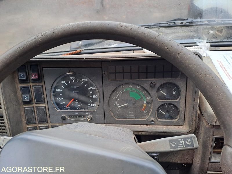 CAMIONNETTTE PLATEAU IVECO DAILY Haras de Pompadour (19) - Transportbil med tippflak: bild 4 CAMIONNETTTE PLATEAU IVECO DAILY Haras de Pompadour (19) - Transportbil med tippflak: bild 4