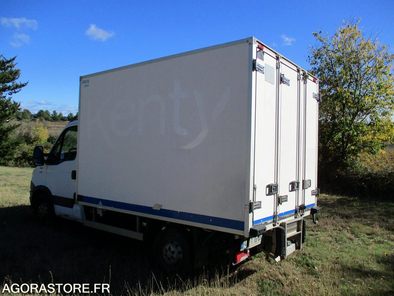 IVECO 35S13 de 2013 chassis cabine frigorifique idéal pour modifié en benne - Kylbil: bild 3 IVECO 35S13 de 2013 chassis cabine frigorifique idéal pour modifié en benne - Kylbil: bild 3