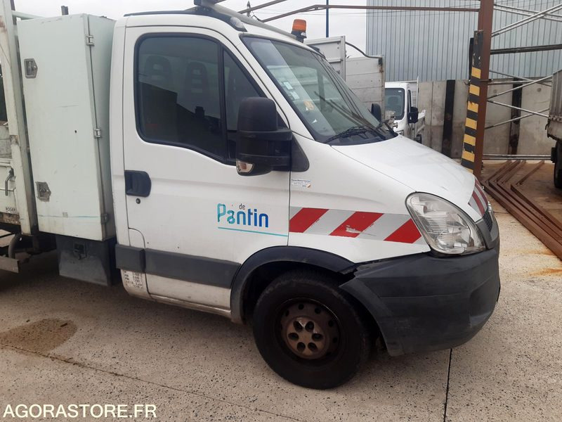 IVECO BENNE DANS L'ETAT - Transportbil med tippflak: bild 2 IVECO BENNE DANS L'ETAT - Transportbil med tippflak: bild 2