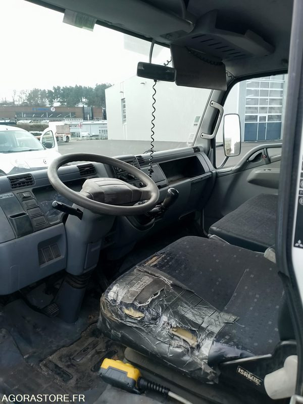 MITSUBISHI CANTER ( MOTEUR HS ) - Lastbil: bild 3 MITSUBISHI CANTER ( MOTEUR HS ) - Lastbil: bild 3