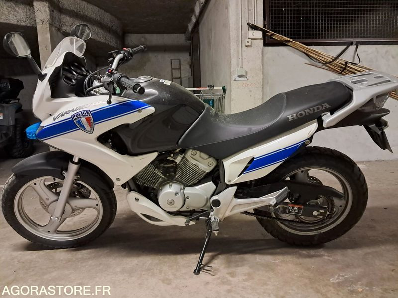 MOTO HONDA VARADERO 125 - POLICE MUNICIPALE - Motorcykel: bild 1 MOTO HONDA VARADERO 125 - POLICE MUNICIPALE - Motorcykel: bild 1