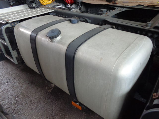 Mercedes-Benz aluminum with brackets - Bränsletank för Lastbil: bild 3 Mercedes-Benz aluminum with brackets - Bränsletank för Lastbil: bild 3
