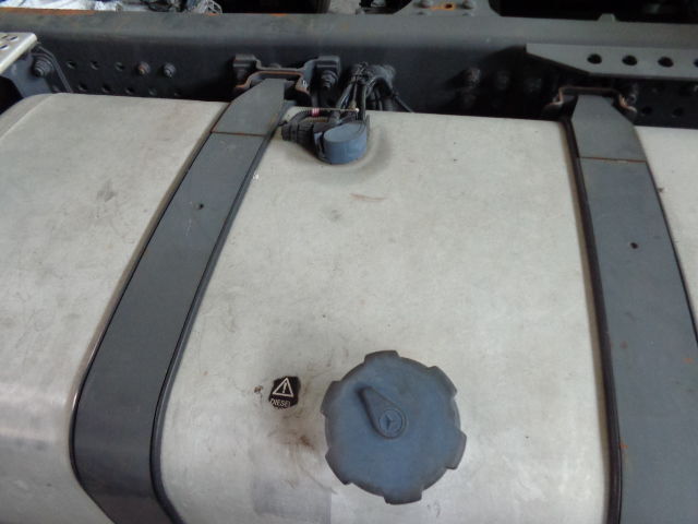 Mercedes-Benz aluminum with brackets - Bränsletank för Lastbil: bild 4 Mercedes-Benz aluminum with brackets - Bränsletank för Lastbil: bild 4