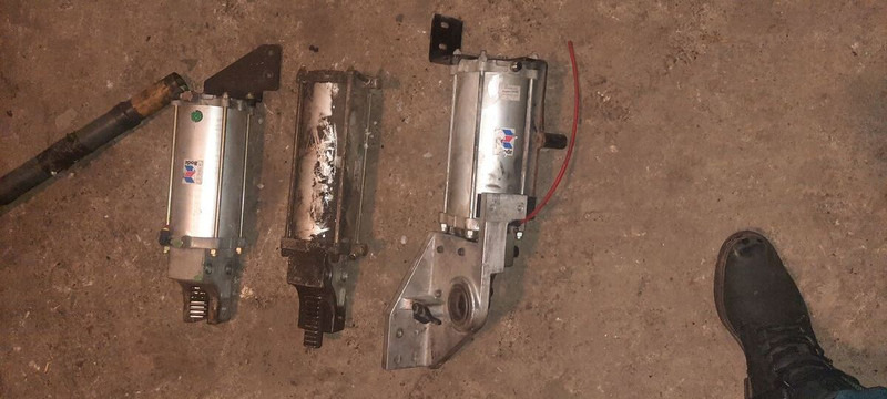 Scania механизм закрытия дверей - Dörr och reservdelar: bild 4 Scania механизм закрытия дверей - Dörr och reservdelar: bild 4