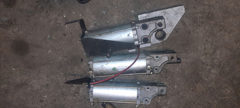 Scania механизм закрытия дверей - Dörr och reservdelar: bild 3 Scania механизм закрытия дверей - Dörr och reservdelar: bild 3