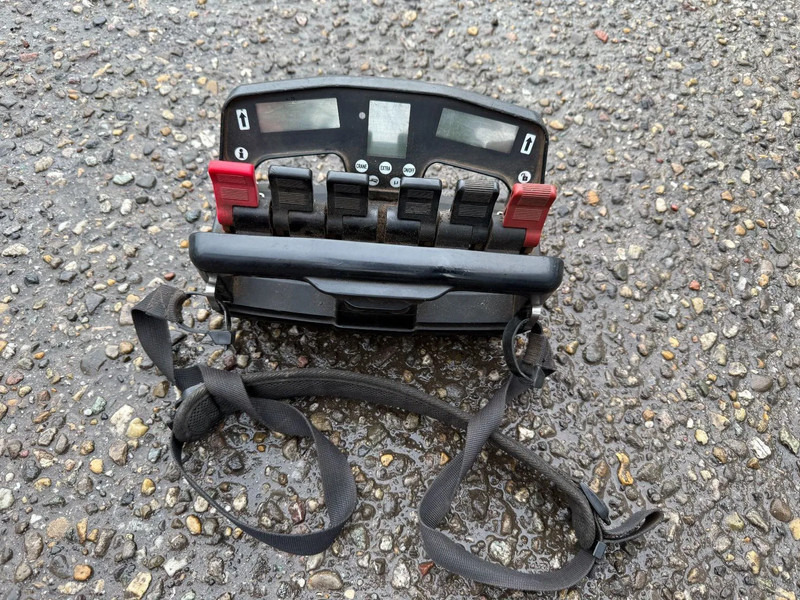 Scania R500 V8 8X4 + HIAB 220-5 + REMOTE + CABLELIFT - FULL STEEL SUSP. MANUAL GEAR. BIG AXLES - Lastbil med kabelsystem, Kranbil: bild 3 Scania R500 V8 8X4 + HIAB 220-5 + REMOTE + CABLELIFT - FULL STEEL SUSP. MANUAL GEAR. BIG AXLES - Lastbil med kabelsystem, Kranbil: bild 3