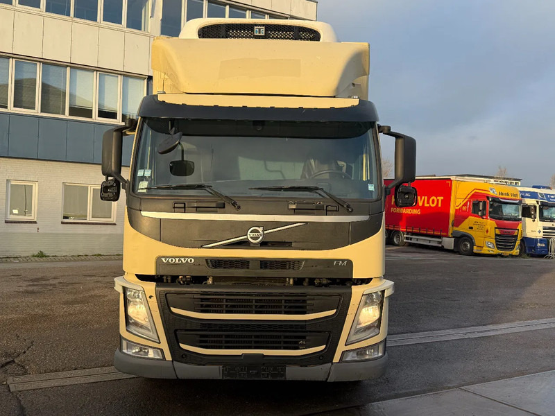 Volvo FM 370 6X2 EURO 6 + THERMO KING T-1200R + DHOLLANDIA 2.000 KG - Kylbil lastbil: bild 2 Volvo FM 370 6X2 EURO 6 + THERMO KING T-1200R + DHOLLANDIA 2.000 KG - Kylbil lastbil: bild 2