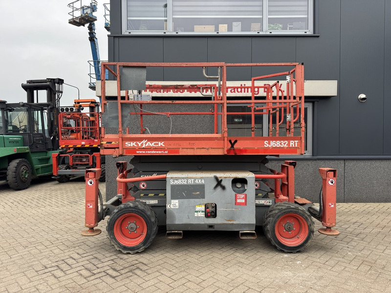 Skyjack SJ 6832RT Schaarhoogwerker / Scissor / Arbeitsbuhne 2015 4X4 Kubota Diesel 12M Werkhoogte - Saxlift: bild 1 Skyjack SJ 6832RT Schaarhoogwerker / Scissor / Arbeitsbuhne 2015 4X4 Kubota Diesel 12M Werkhoogte - Saxlift: bild 1