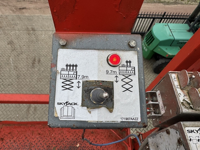 Saxlift Skyjack SJ 6832RT Schaarhoogwerker / Scissor / Arbeitsbuhne 2016 4X4 Kubota Diesel 12M Werkhoogte: bild 12 Saxlift Skyjack SJ 6832RT Schaarhoogwerker / Scissor / Arbeitsbuhne 2016 4X4 Kubota Diesel 12M Werkhoogte: bild 12