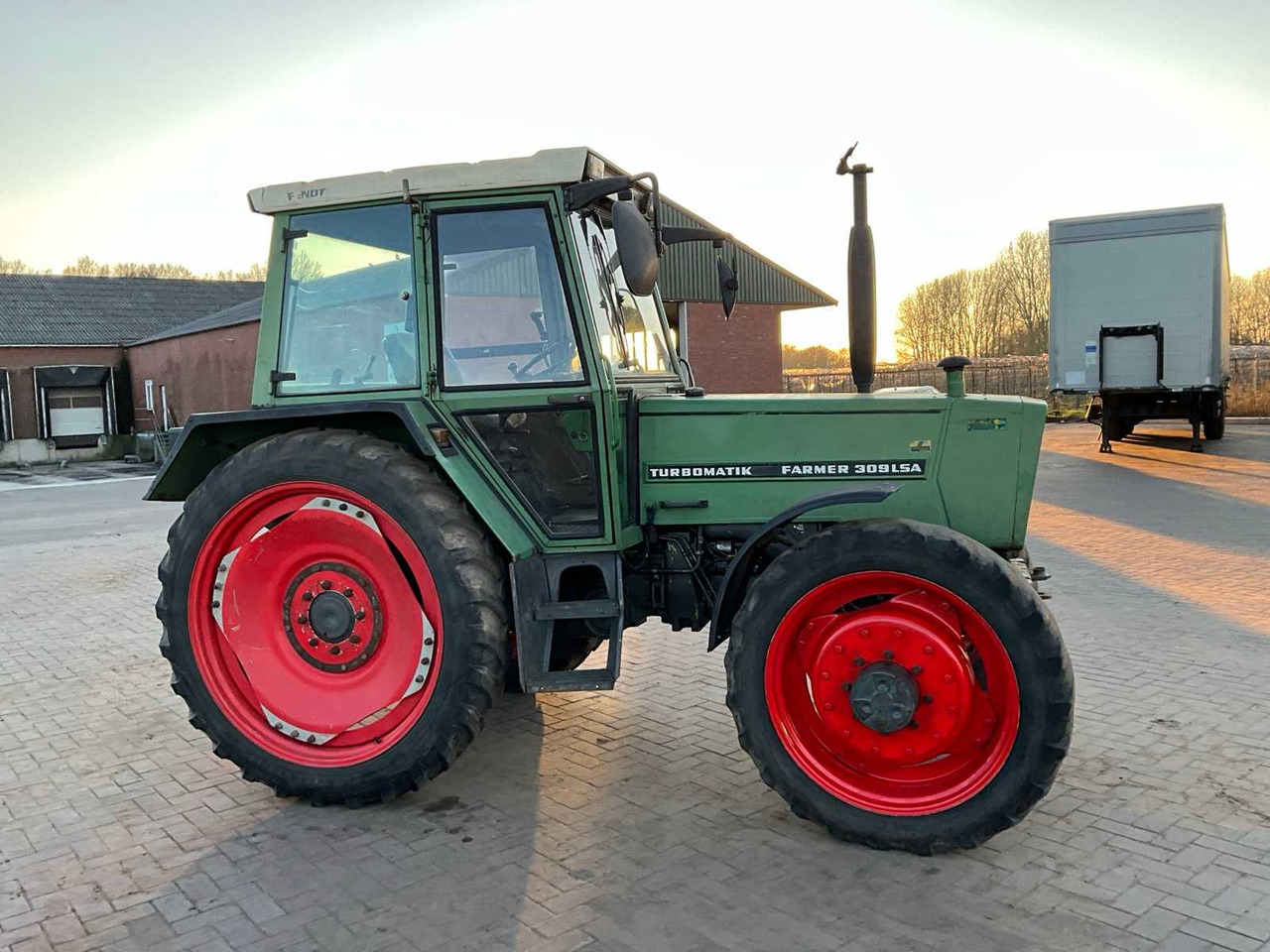1982 FENDT ALL-WHEEL DRIVE FARM TRACTOR - Traktor: bild 4 1982 FENDT ALL-WHEEL DRIVE FARM TRACTOR - Traktor: bild 4