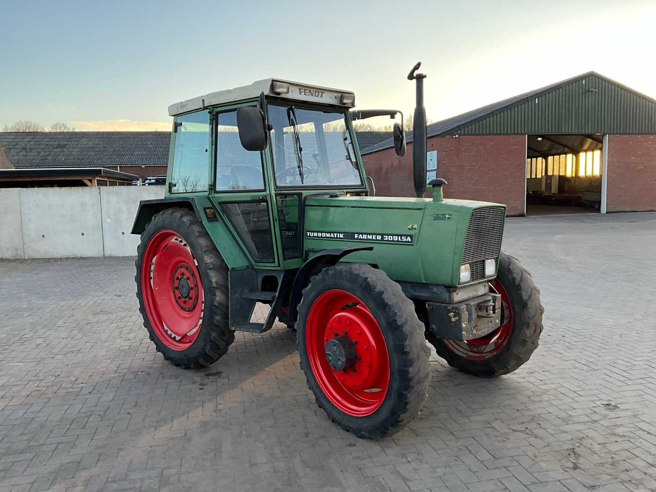 1982 FENDT ALL-WHEEL DRIVE FARM TRACTOR - Traktor: bild 3 1982 FENDT ALL-WHEEL DRIVE FARM TRACTOR - Traktor: bild 3