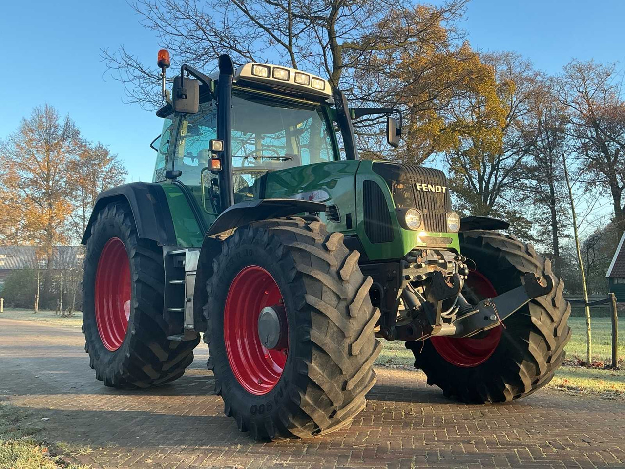 2004 FENDT 818 VARIO TMS ALL-WHEEL DRIVE FARM TRACTOR - Traktor: bild 2 2004 FENDT 818 VARIO TMS ALL-WHEEL DRIVE FARM TRACTOR - Traktor: bild 2