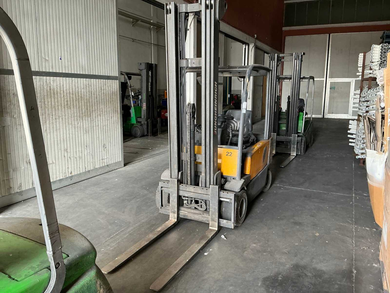 2004 - JUNGHEINRICH - EFG 318 - FORKLIFT - Motviktstruck: bild 2 2004 - JUNGHEINRICH - EFG 318 - FORKLIFT - Motviktstruck: bild 2