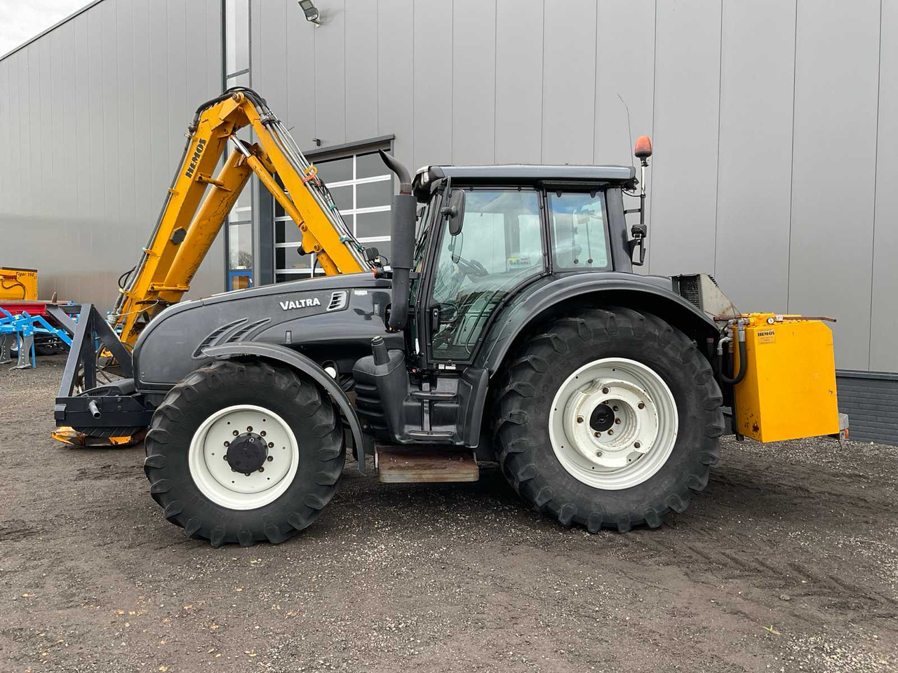 2009 VALTRA T182 DIRECT ALL-WHEEL DRIVE FARM TRACTOR - Traktor: bild 2 2009 VALTRA T182 DIRECT ALL-WHEEL DRIVE FARM TRACTOR - Traktor: bild 2
