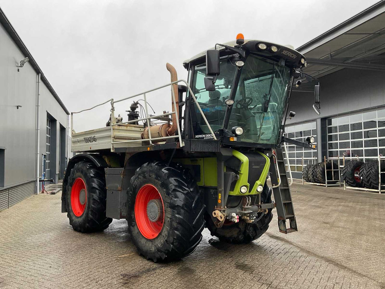 2012 CLAAS XERION 3800 SADDLE TRAC ALL-WHEEL DRIVE FARM TRACTOR - Traktor: bild 4 2012 CLAAS XERION 3800 SADDLE TRAC ALL-WHEEL DRIVE FARM TRACTOR - Traktor: bild 4