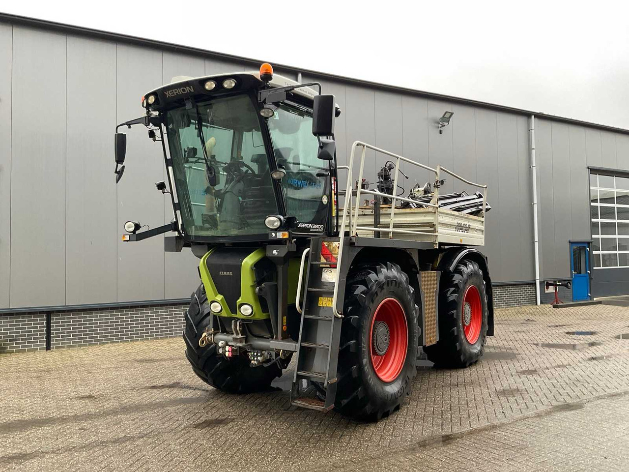 2012 CLAAS XERION 3800 SADDLE TRAC ALL-WHEEL DRIVE FARM TRACTOR - Traktor: bild 2 2012 CLAAS XERION 3800 SADDLE TRAC ALL-WHEEL DRIVE FARM TRACTOR - Traktor: bild 2