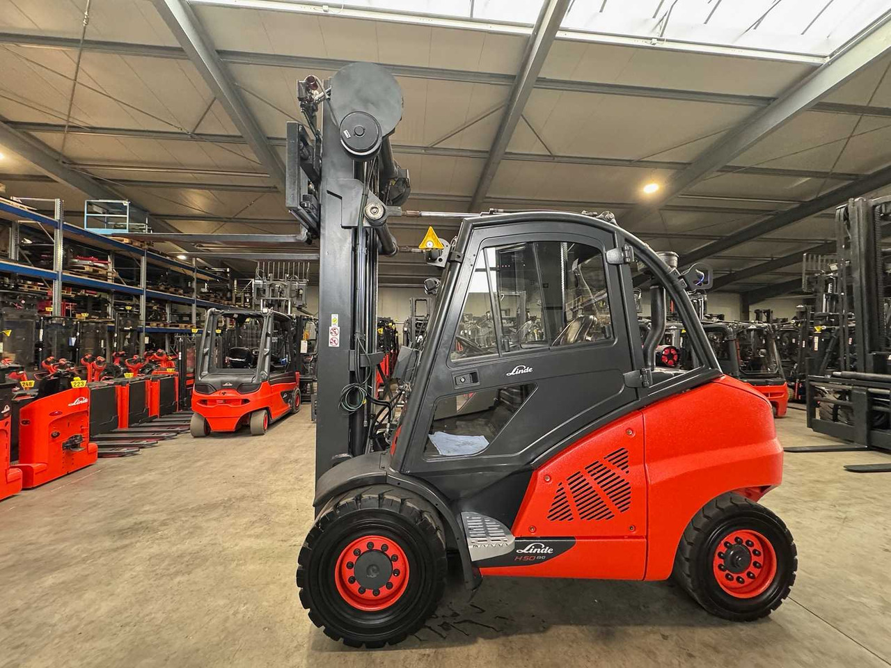 2015 SERVICE + UVV 10/2026 LINDE H50D TRIPLEX 666CM 3RD+4TH+5TH VALVE CAB DIESEL FORKLIFT - Motviktstruck: bild 1 2015 SERVICE + UVV 10/2026 LINDE H50D TRIPLEX 666CM 3RD+4TH+5TH VALVE CAB DIESEL FORKLIFT - Motviktstruck: bild 1
