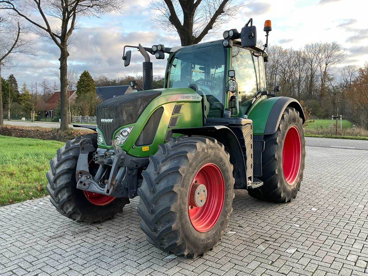 2017 FENDT 720 VARIO S4 ALL-WHEEL DRIVE AGRICULTURAL TRACTOR - Traktor: bild 2 2017 FENDT 720 VARIO S4 ALL-WHEEL DRIVE AGRICULTURAL TRACTOR - Traktor: bild 2