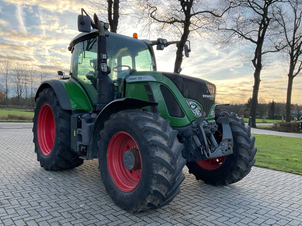 2017 FENDT 720 VARIO S4 ALL-WHEEL DRIVE AGRICULTURAL TRACTOR - Traktor: bild 4 2017 FENDT 720 VARIO S4 ALL-WHEEL DRIVE AGRICULTURAL TRACTOR - Traktor: bild 4
