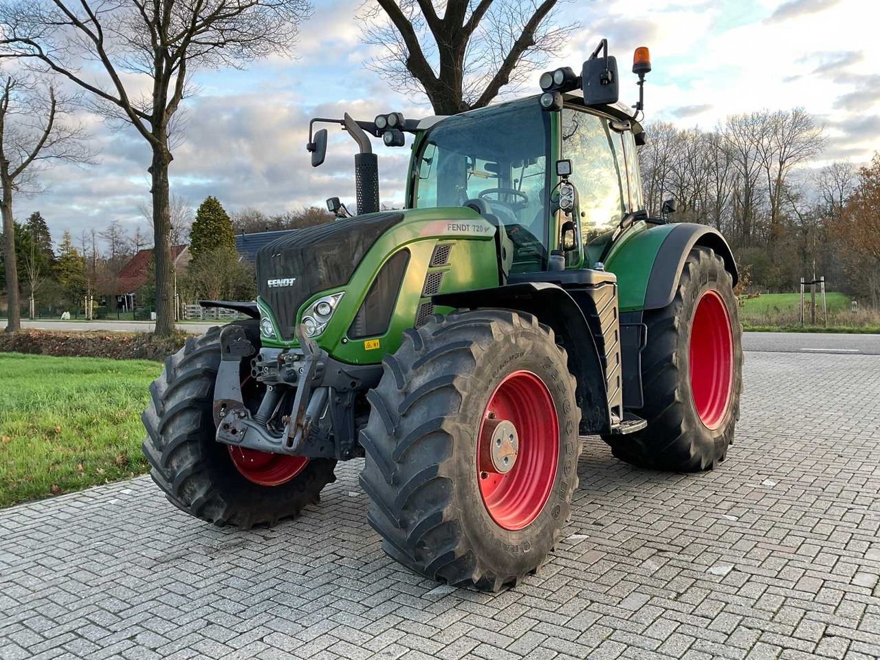 2017 FENDT 720 VARIO S4 ALL-WHEEL DRIVE AGRICULTURAL TRACTOR - Traktor: bild 1 2017 FENDT 720 VARIO S4 ALL-WHEEL DRIVE AGRICULTURAL TRACTOR - Traktor: bild 1
