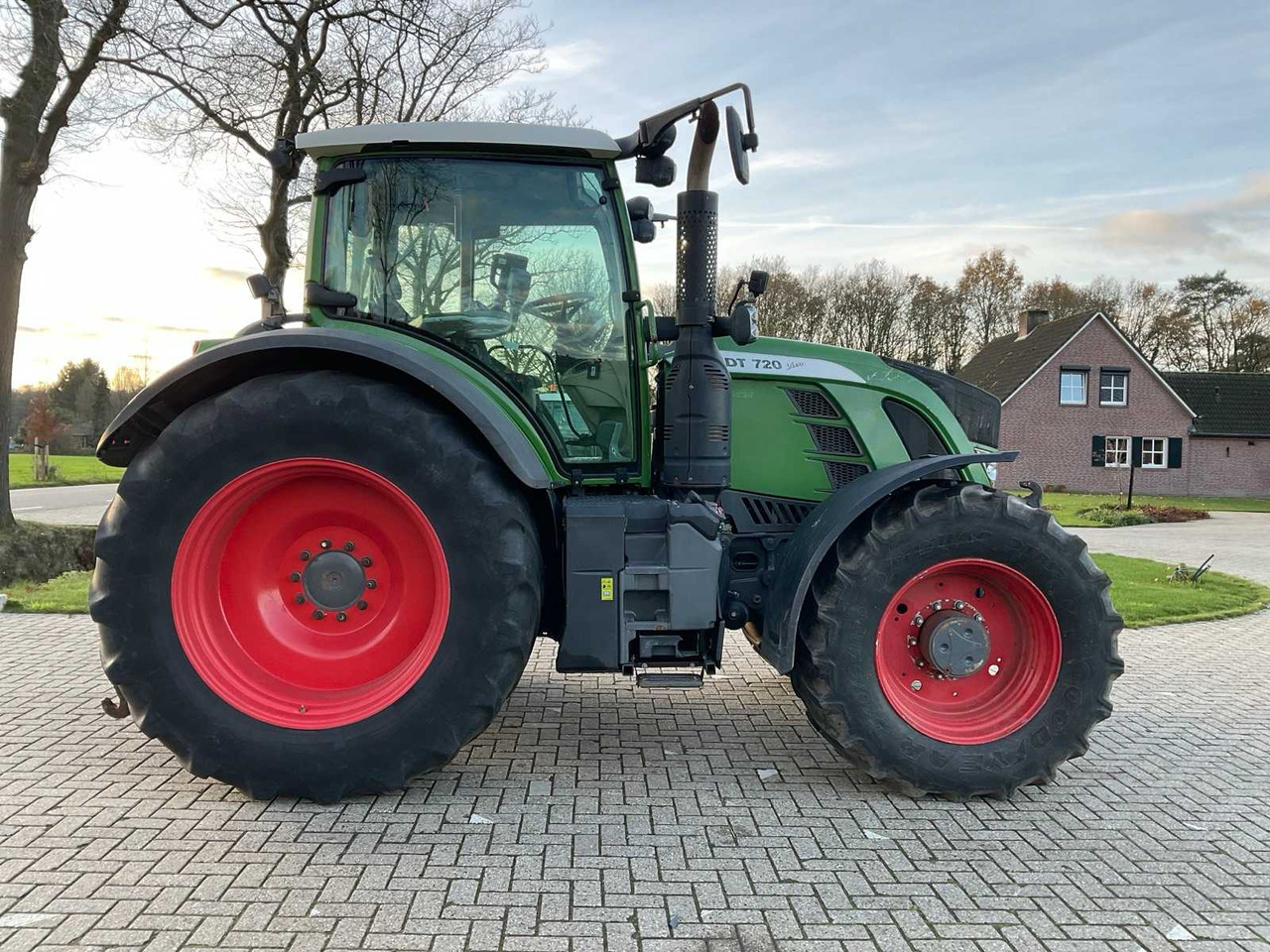 2017 FENDT 720 VARIO S4 ALL-WHEEL DRIVE AGRICULTURAL TRACTOR - Traktor: bild 5 2017 FENDT 720 VARIO S4 ALL-WHEEL DRIVE AGRICULTURAL TRACTOR - Traktor: bild 5