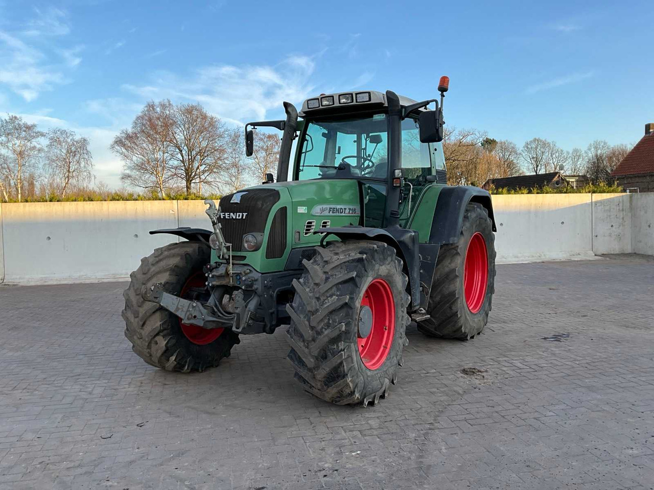 FENDT FOUR-WHEEL DRIVE AGRICULTURAL TRACTOR - Traktor: bild 1 FENDT FOUR-WHEEL DRIVE AGRICULTURAL TRACTOR - Traktor: bild 1