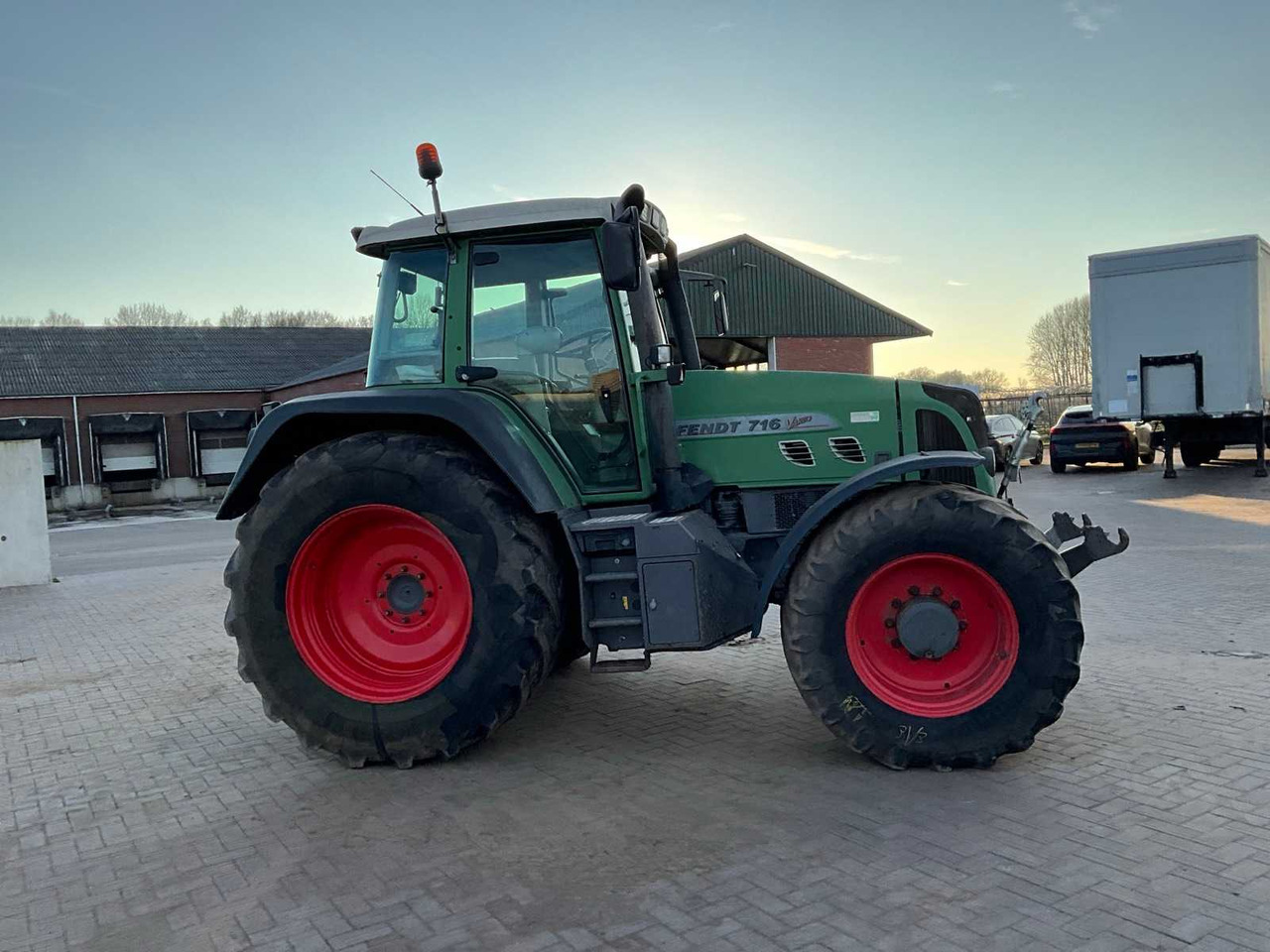 FENDT FOUR-WHEEL DRIVE AGRICULTURAL TRACTOR - Traktor: bild 4 FENDT FOUR-WHEEL DRIVE AGRICULTURAL TRACTOR - Traktor: bild 4