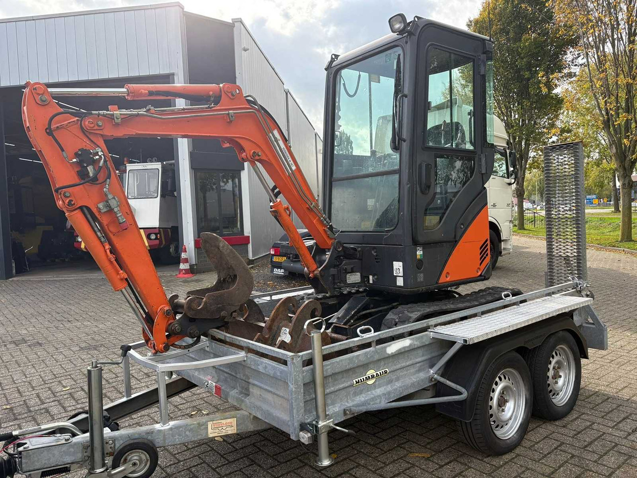 HITACHI - ZX17U-2 - MINI EXCAVATOR INCL. TRAILER - Minigrävmaskin: bild 1 HITACHI - ZX17U-2 - MINI EXCAVATOR INCL. TRAILER - Minigrävmaskin: bild 1