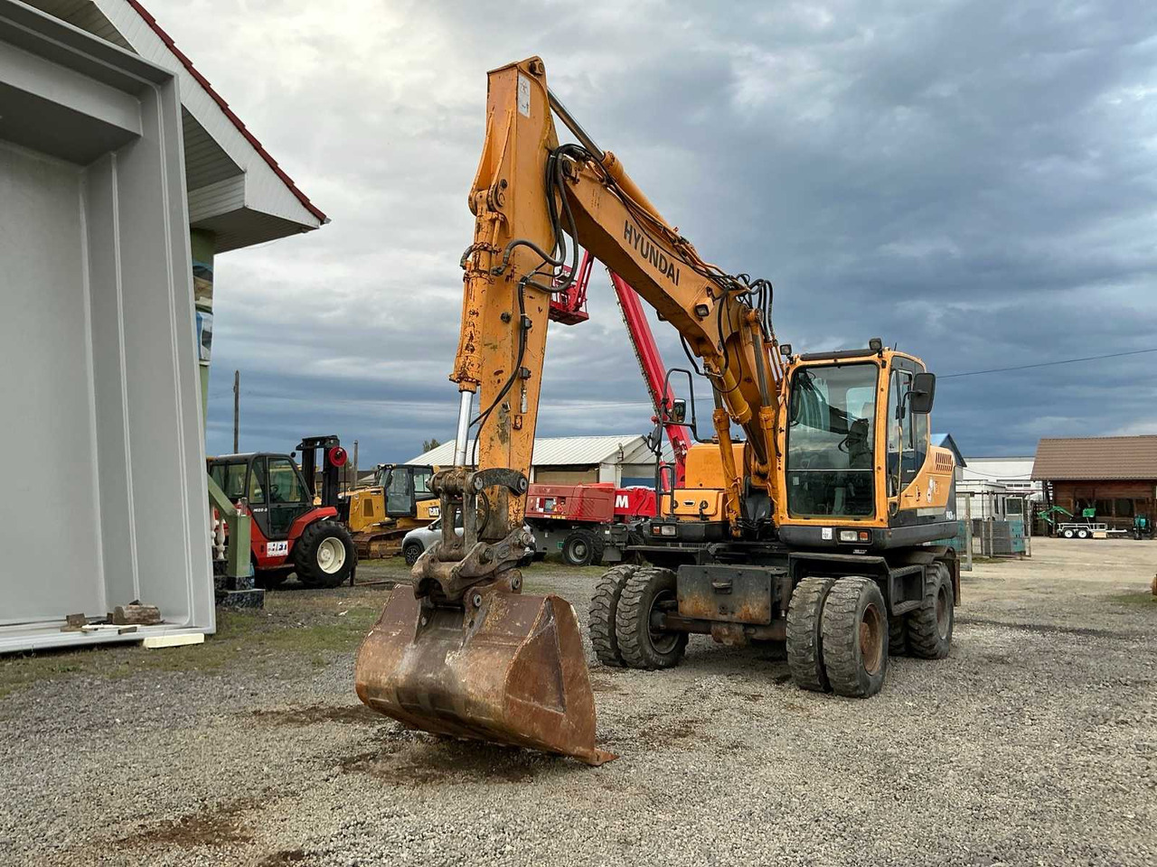 HYUNDAI - ROBEX 140W-9 - WHEELED EXCAVATOR - 2010 - Grävmaskin på däck: bild 3 HYUNDAI - ROBEX 140W-9 - WHEELED EXCAVATOR - 2010 - Grävmaskin på däck: bild 3