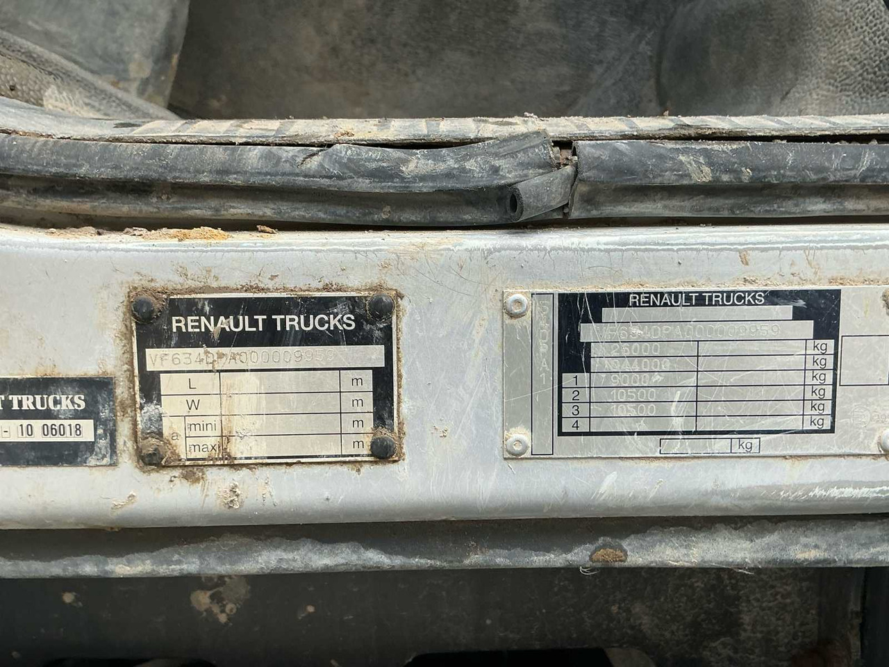 Lastbil 2011 RENAULT KERAX 460 TRIDEM TRUCK WITH CRANE AND CONTAINER: bild 20