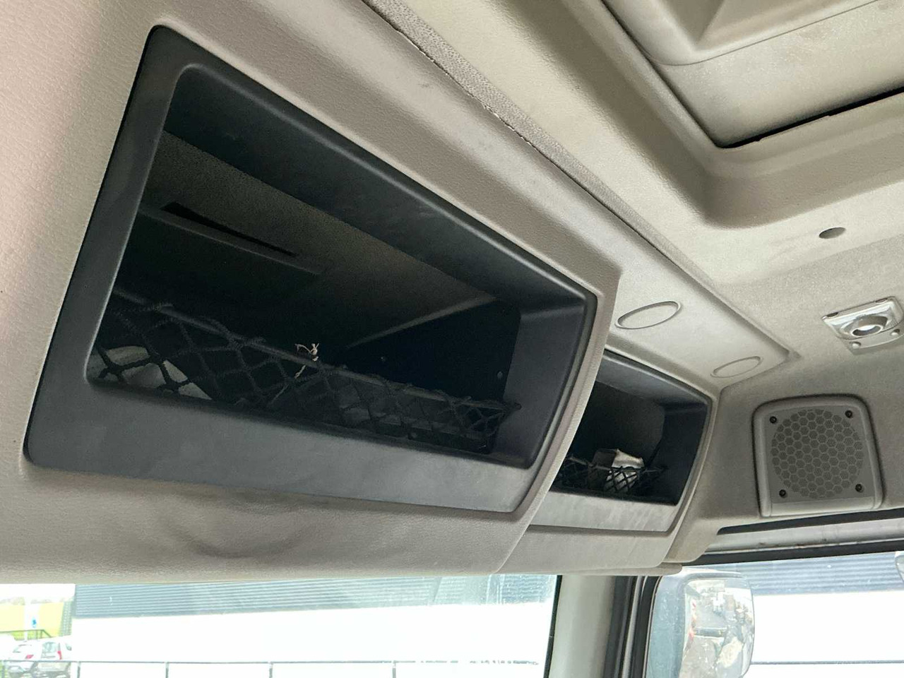 Lastbil 2011 RENAULT KERAX 460 TRIDEM TRUCK WITH CRANE AND CONTAINER: bild 16