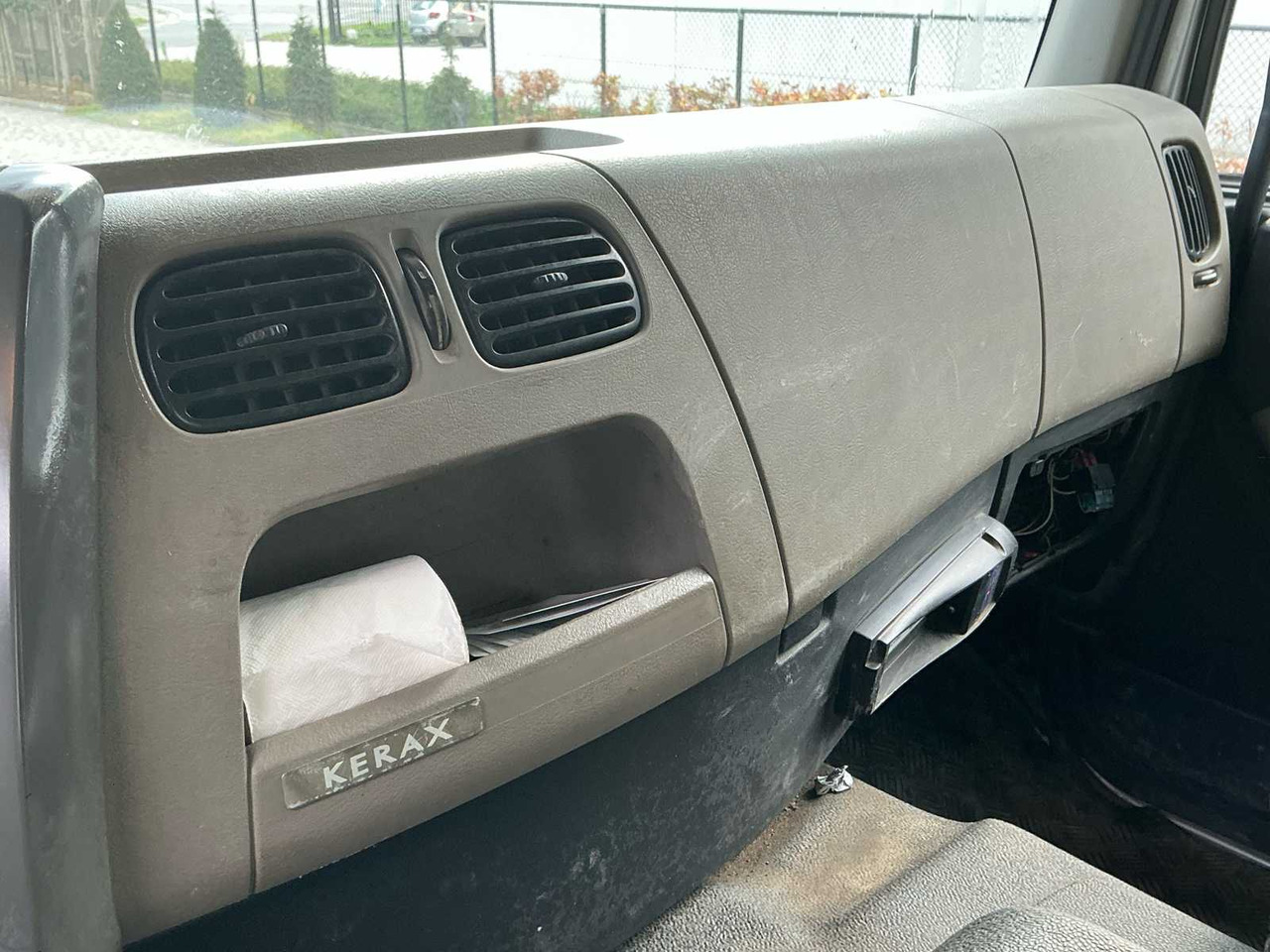 Lastbil 2011 RENAULT KERAX 460 TRIDEM TRUCK WITH CRANE AND CONTAINER: bild 13