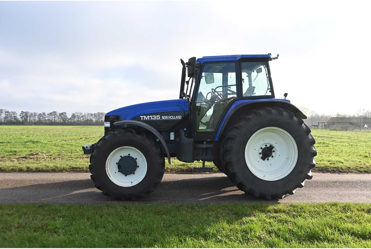 NEW HOLLAND - 1998 - TM135 - ALL-WHEEL DRIVE FARM TRACTOR - Traktor: bild 3 NEW HOLLAND - 1998 - TM135 - ALL-WHEEL DRIVE FARM TRACTOR - Traktor: bild 3