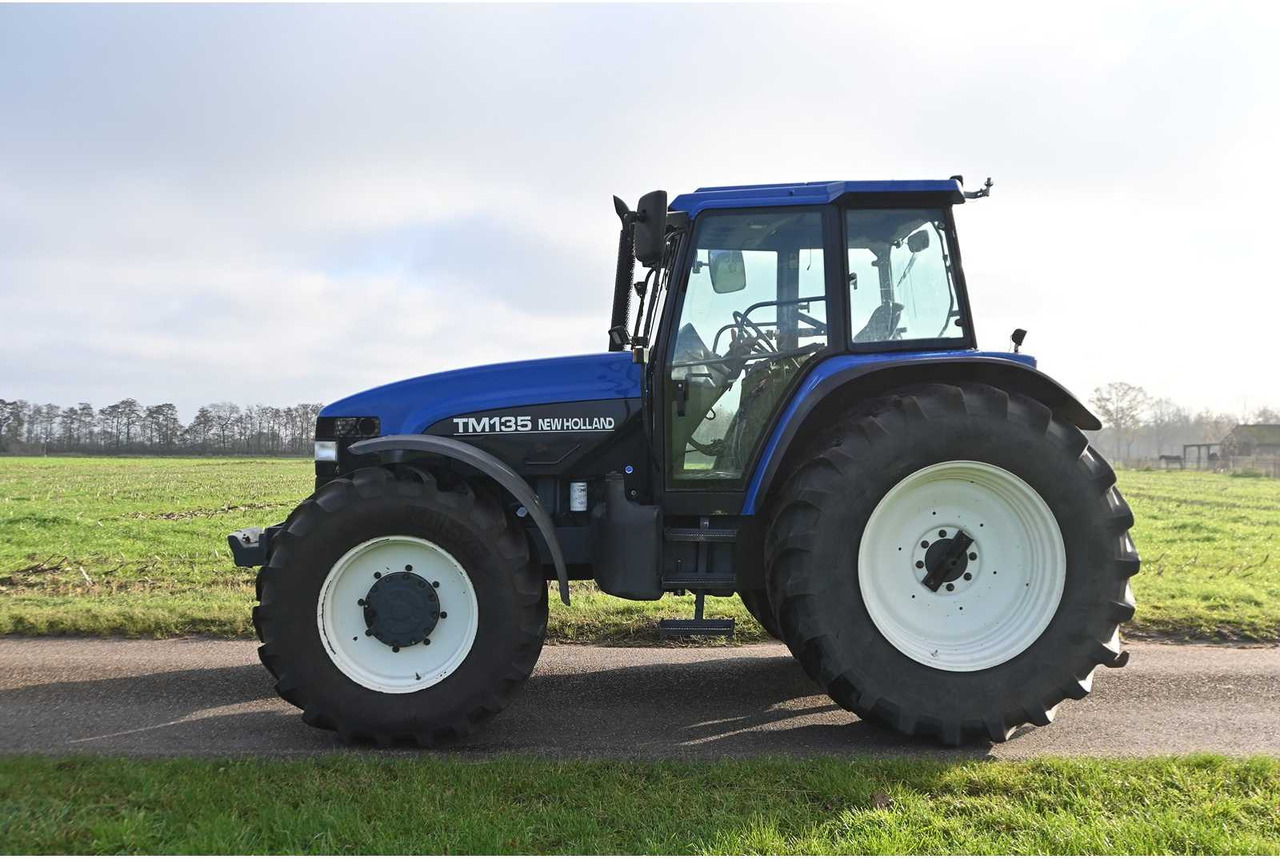 NEW HOLLAND - 1998 - TM135 - ALL-WHEEL DRIVE FARM TRACTOR - Traktor: bild 4 NEW HOLLAND - 1998 - TM135 - ALL-WHEEL DRIVE FARM TRACTOR - Traktor: bild 4
