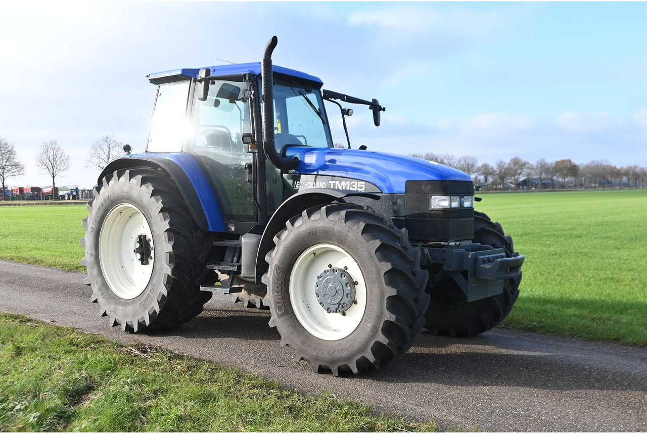 Traktor NEW HOLLAND - 1998 - TM135 - ALL-WHEEL DRIVE FARM TRACTOR: bild 12 Traktor NEW HOLLAND - 1998 - TM135 - ALL-WHEEL DRIVE FARM TRACTOR: bild 12
