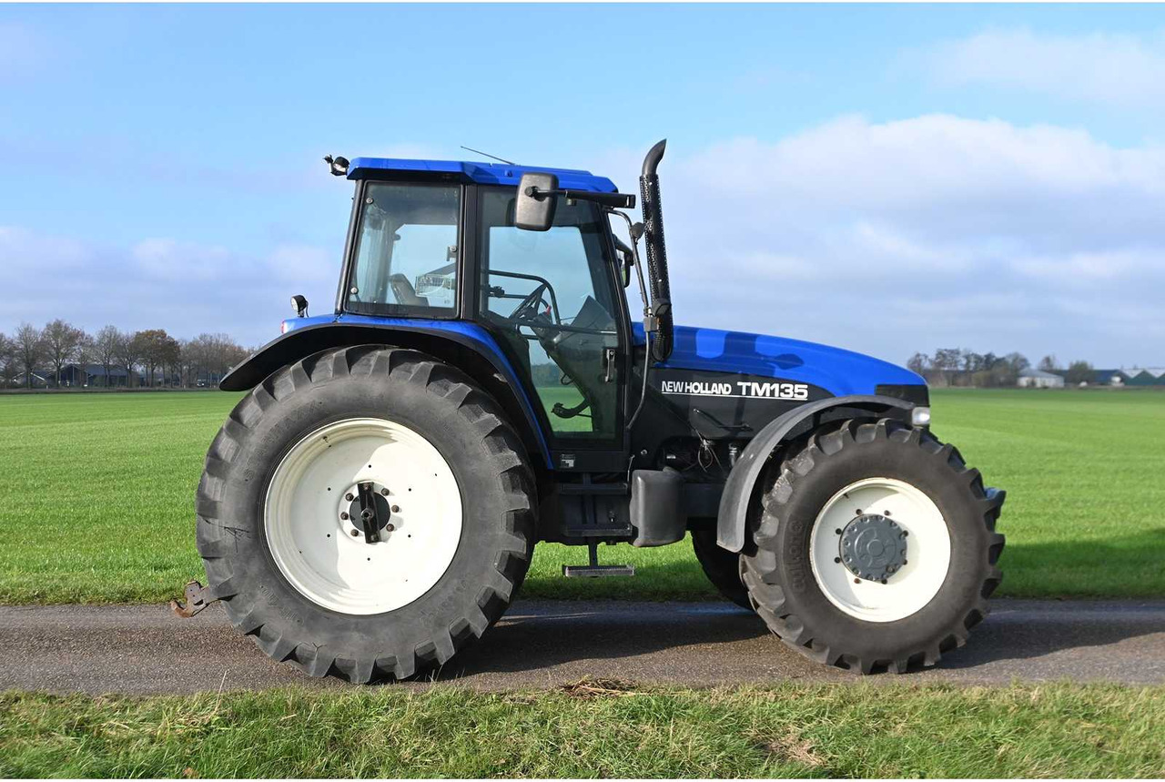 Traktor NEW HOLLAND - 1998 - TM135 - ALL-WHEEL DRIVE FARM TRACTOR: bild 10 Traktor NEW HOLLAND - 1998 - TM135 - ALL-WHEEL DRIVE FARM TRACTOR: bild 10