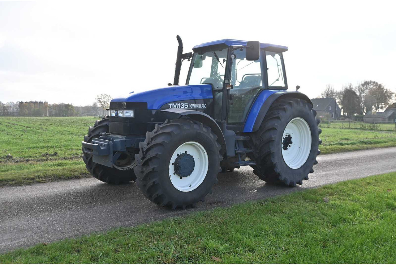 NEW HOLLAND - 1998 - TM135 - ALL-WHEEL DRIVE FARM TRACTOR - Traktor: bild 2 NEW HOLLAND - 1998 - TM135 - ALL-WHEEL DRIVE FARM TRACTOR - Traktor: bild 2