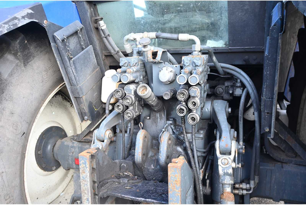 Traktor NEW HOLLAND - 1998 - TM135 - ALL-WHEEL DRIVE FARM TRACTOR: bild 19 Traktor NEW HOLLAND - 1998 - TM135 - ALL-WHEEL DRIVE FARM TRACTOR: bild 19