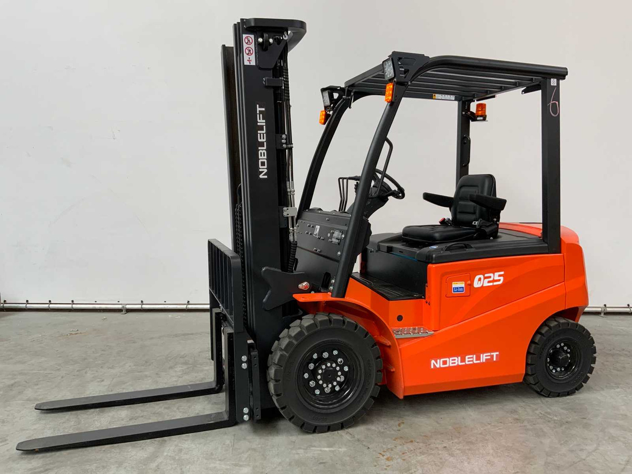 NOBLELIFT - 2024 - Q25-SERIES - 2.5T FORKLIFT ADJUSTABLE FORKS 4.8M - Motviktstruck: bild 1 NOBLELIFT - 2024 - Q25-SERIES - 2.5T FORKLIFT ADJUSTABLE FORKS 4.8M - Motviktstruck: bild 1