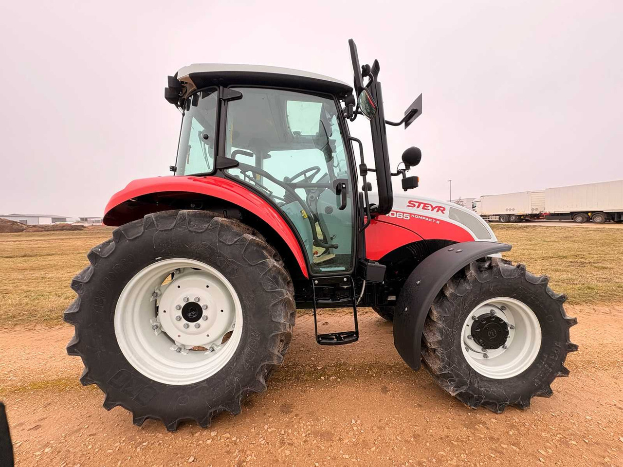 STEYR 4065 S - COMPACT ALL-WHEEL DRIVE TRACTOR (2022) - Traktor: bild 4 STEYR 4065 S - COMPACT ALL-WHEEL DRIVE TRACTOR (2022) - Traktor: bild 4