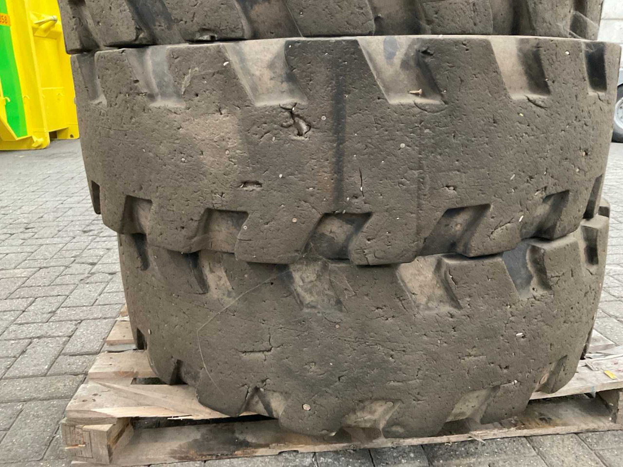 Shun Gin JCB verreiker - Däck och fälgar för Traktor: bild 3 Shun Gin JCB verreiker - Däck och fälgar för Traktor: bild 3