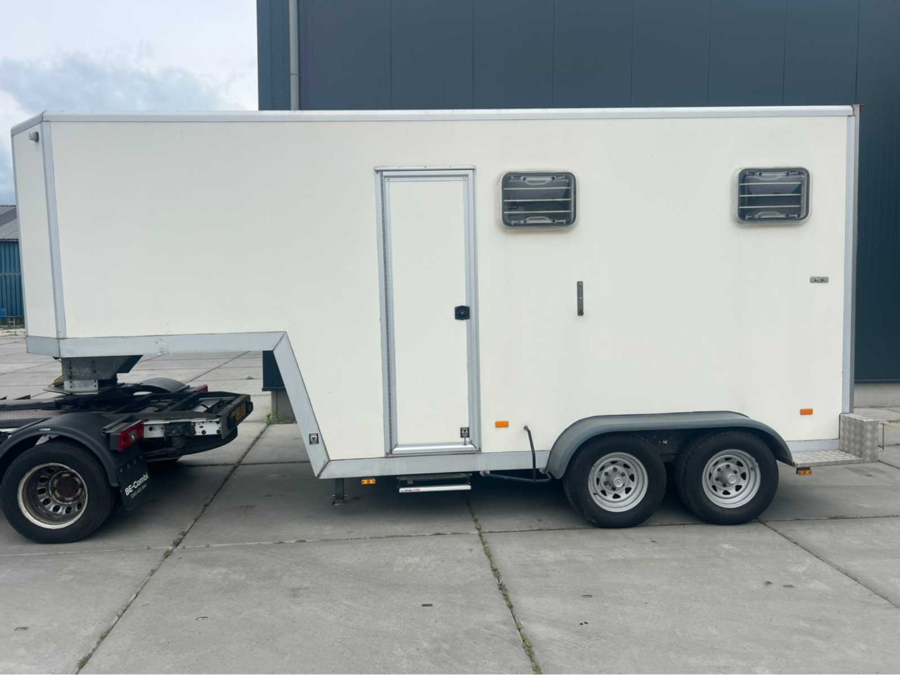 J.M.R. - HORSE TRAILER - SEMI-TRAILER - 2001 - Släp: bild 4 J.M.R. - HORSE TRAILER - SEMI-TRAILER - 2001 - Släp: bild 4