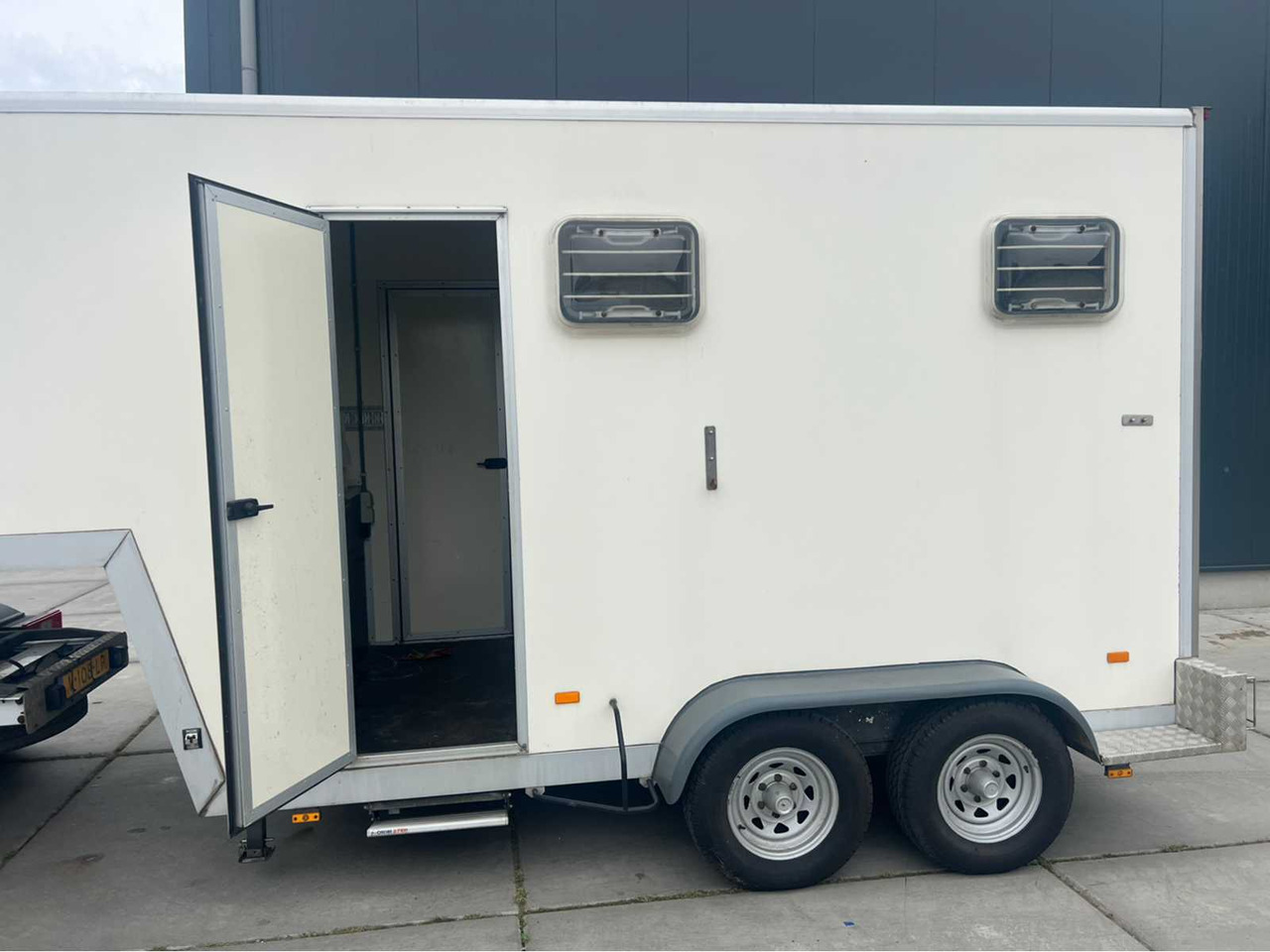 J.M.R. - HORSE TRAILER - SEMI-TRAILER - 2001 - Släp: bild 2 J.M.R. - HORSE TRAILER - SEMI-TRAILER - 2001 - Släp: bild 2